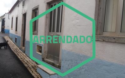 Moradia T1 em banda com pequeno pátio. Perto de comércio e serviços. Zona calma.